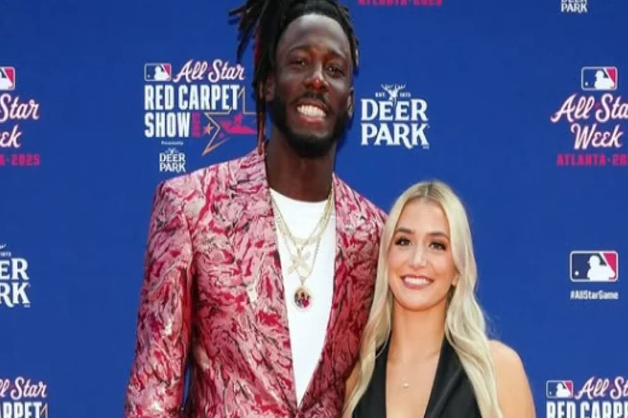 Elly De La Cruz Wife